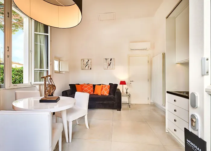 Mondial & Ξενοδοχείο Marina di Pietrasanta