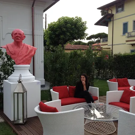 Mondial & Szálloda Marina di Pietrasanta